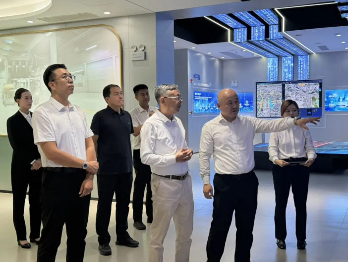 中国联通智慧教育军团总经理陈海涛带队，陪同天亿团队参观联通数字智慧展厅