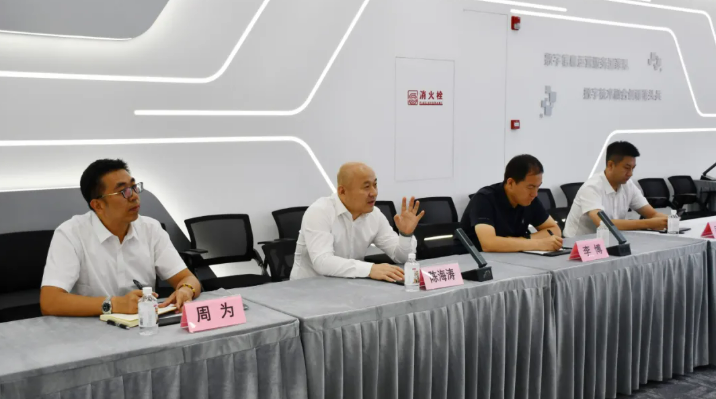 现场交谈