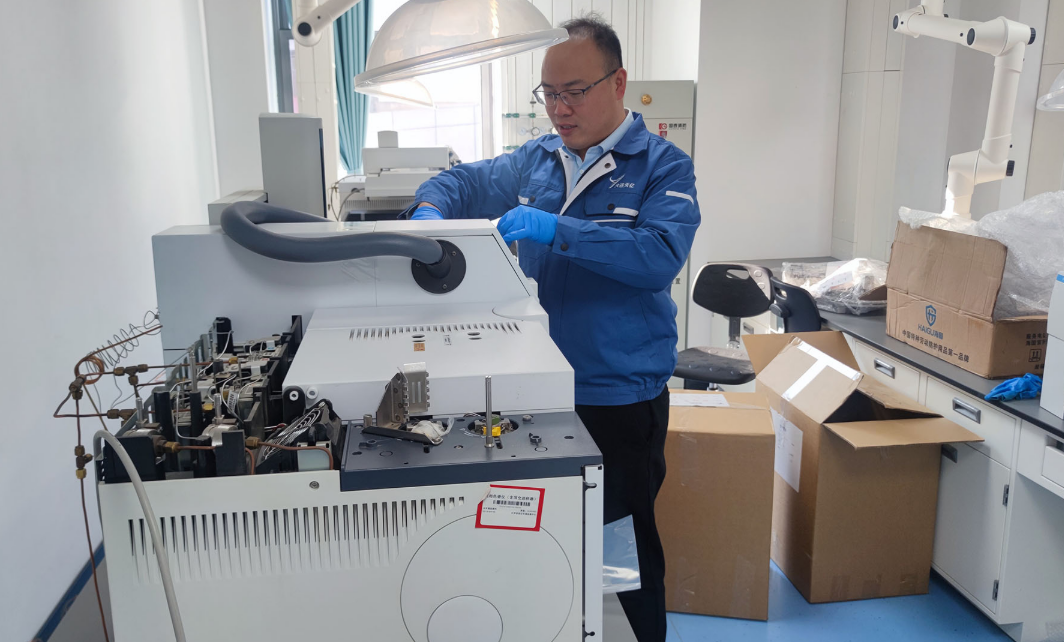 工程师现场对液相色谱仪开展故障诊断 工程师现场对液相色谱仪开展故障诊断